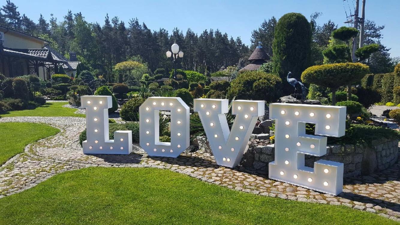 Podświetlany napis LOVE na weselu